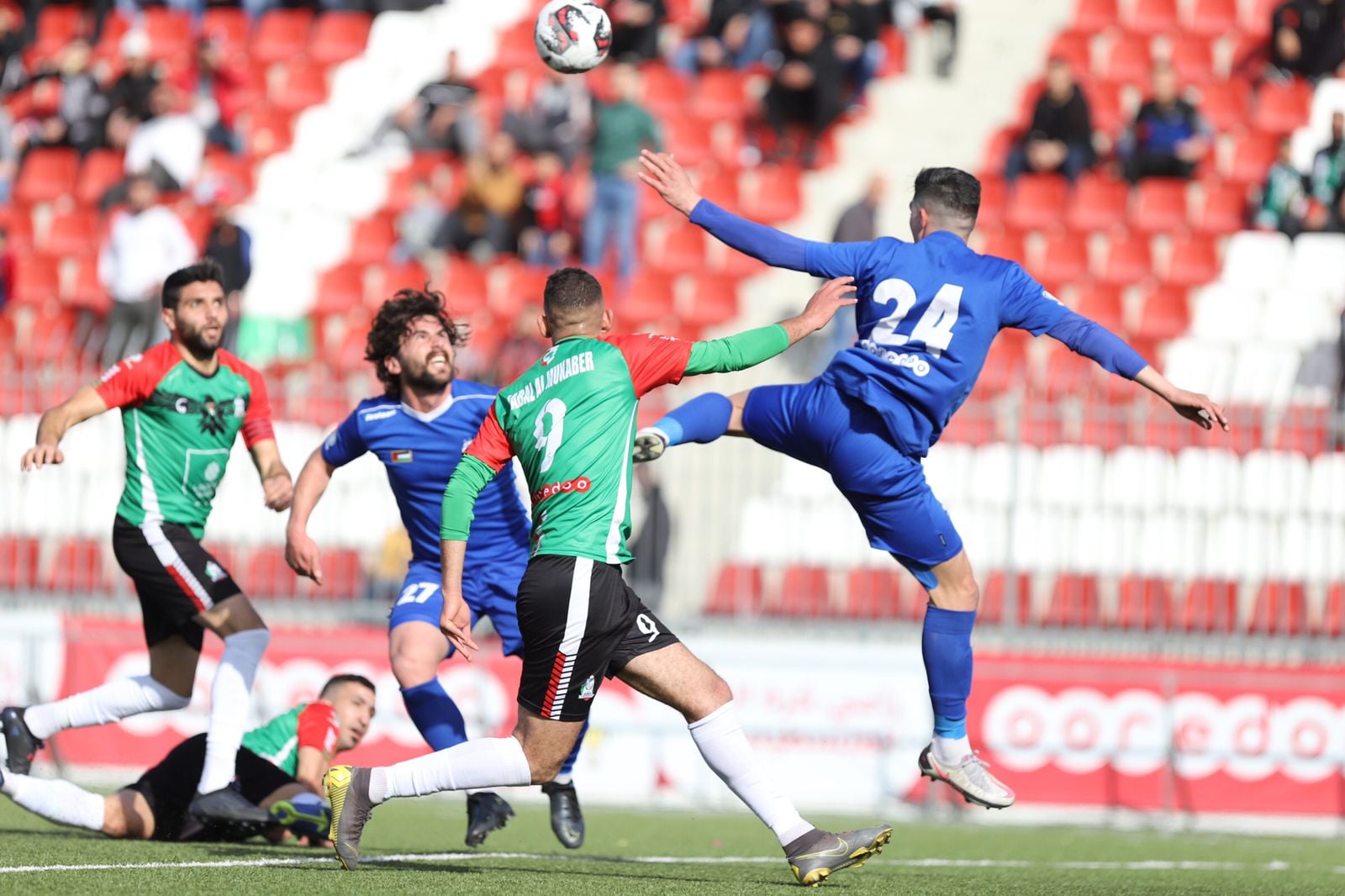 جانب من مباراة "هلال القدس" و"جبل المكبر" على استاد فيصل الحسيني في بلدة الرام شمال القدس المحتلة