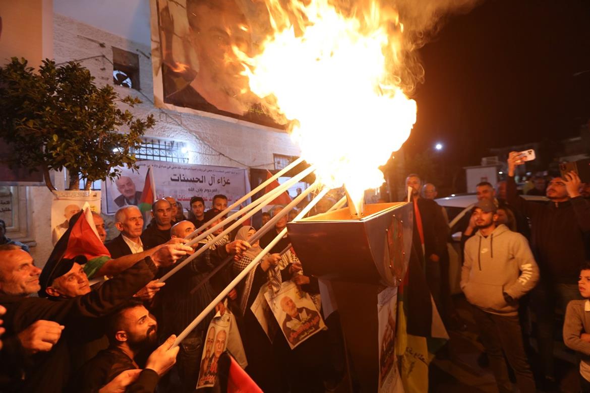 ايقاد "شعلة الحرية" في بيت لحم بمناسبة يوم الأسير.(عدسة: أحمد مزهر/وفا)