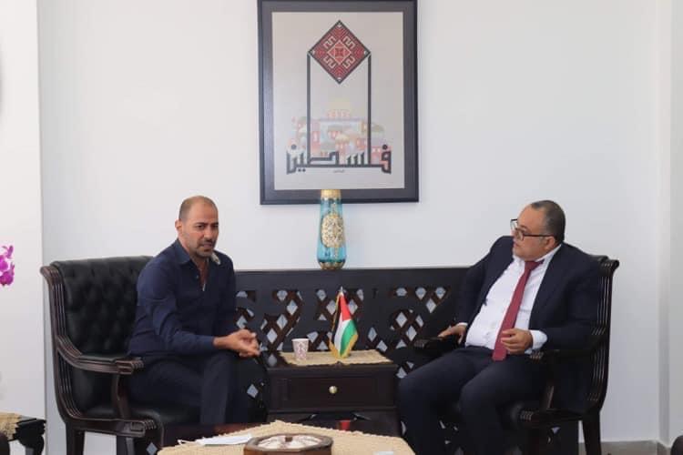 أبو سيف خلال لقائه رئيس مجلس الإدارة في مؤسسة جفرا للإنتاج الموسيقي سمير جبران