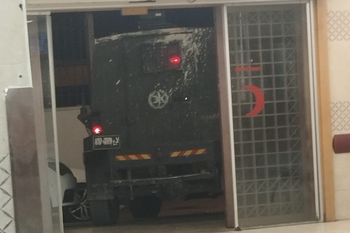 آلية عسكرية للاحتلال تغلق مدخل قسم الطوارئ في مستشفى رفيديا بنابلس