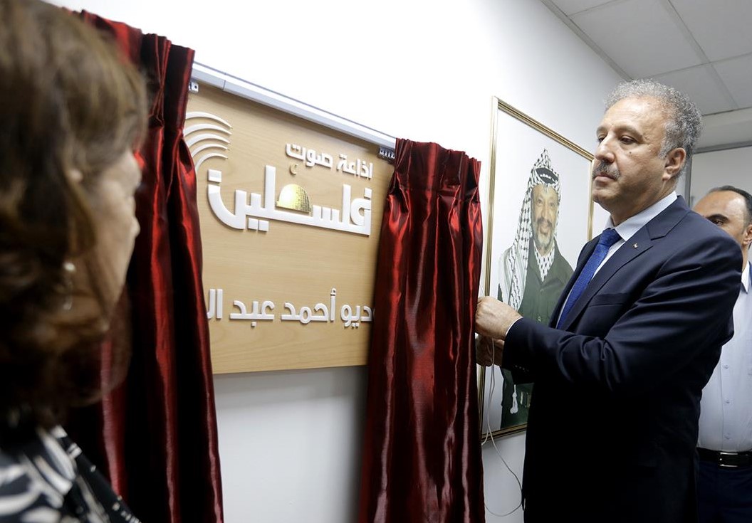 المشرف العام على الإعلام الرسمي يفتتح إستوديو أحمد عبد الرحمن في مقر هيئة الإذاعة و التلفزيون (وفا)