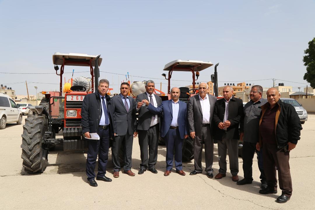 تسليم جرارين زراعيين لمجلسي الجفتلك والعوجا