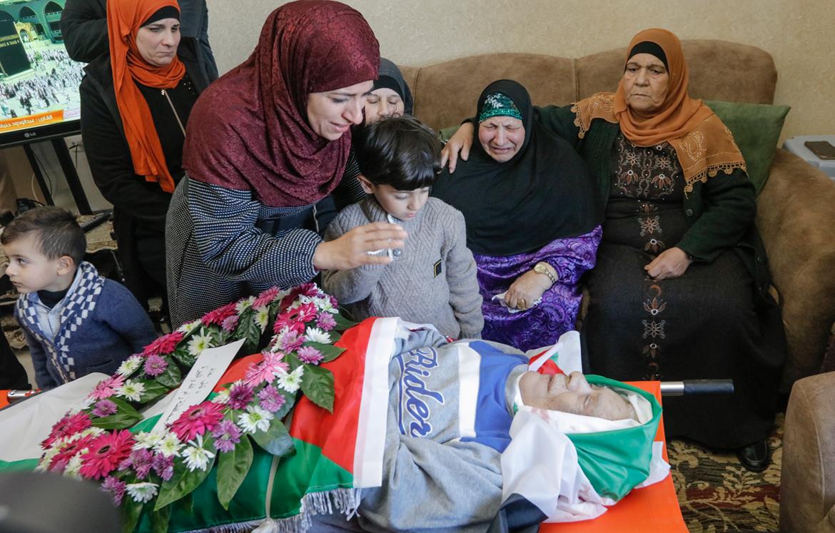 جانب من تشييع جثمان الشهيد عمر أسعد (عدسة: بهاء نصر/وفا)