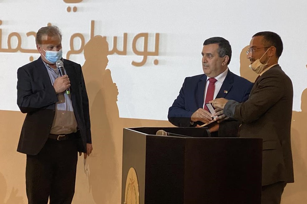 القنصل الإيطالي العام جوسيبي فيديلي، يقلد رئيس بلدية بيت لحم أنطون سلمان، وسام نجمة إيطاليا. (عدسة: أحمد مزهر/وفا)