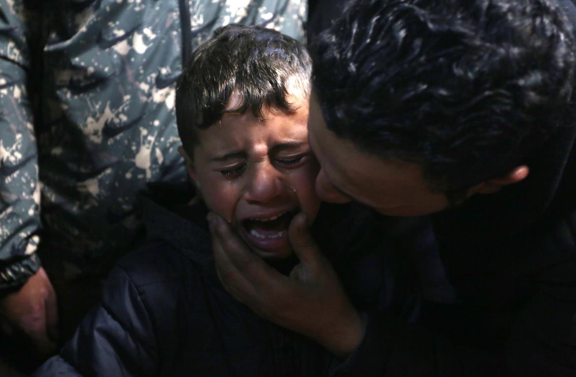 طفل يبكي في وداع جثمان الشهيد نادر هيثم ريان بمستشفى رفيديا في نابلس (تصوير أيمن النوباني/وفا)