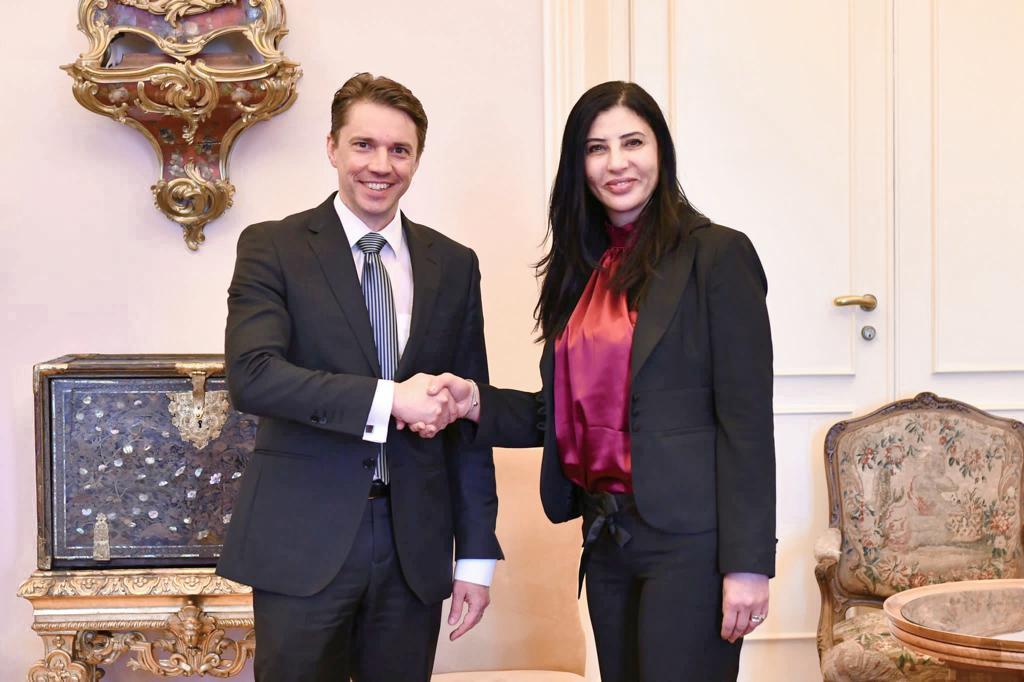 جانب من جلسة المشاورات