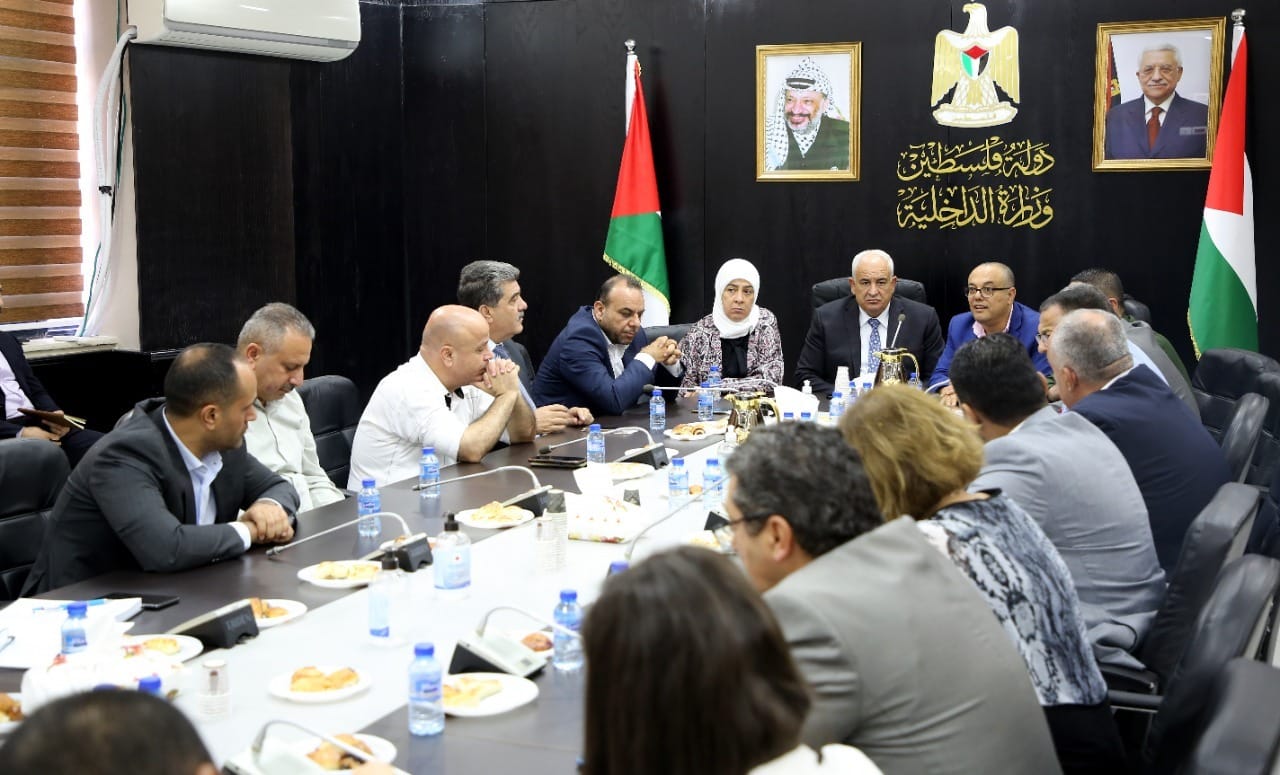 خلال الاجتماع