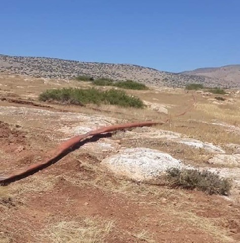 أحد خطوط المياه التي دمرها الاحتلال في الأغوار الشمالية بسبب التدريبات العسكرية
