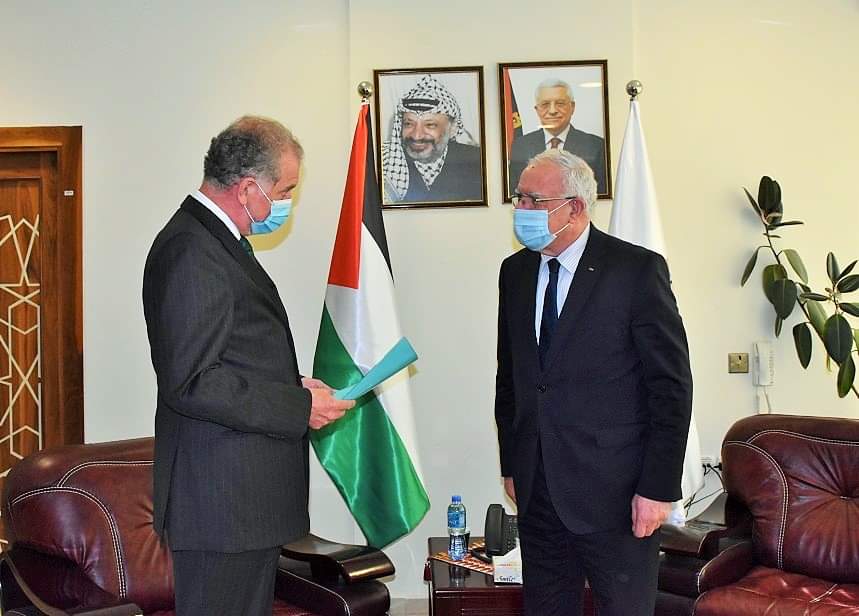 القنصل الإسباني الجديد ألفونسو لوتشيني ماتيو يقدم نسخة عن أوراق اعتماده للوزير رياض المالكي