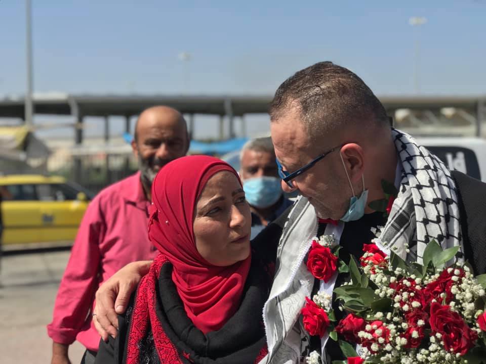 الاسير عبد الكريم وخطيبته/ (عدسة: ثائر أبو بكر/ وفا)