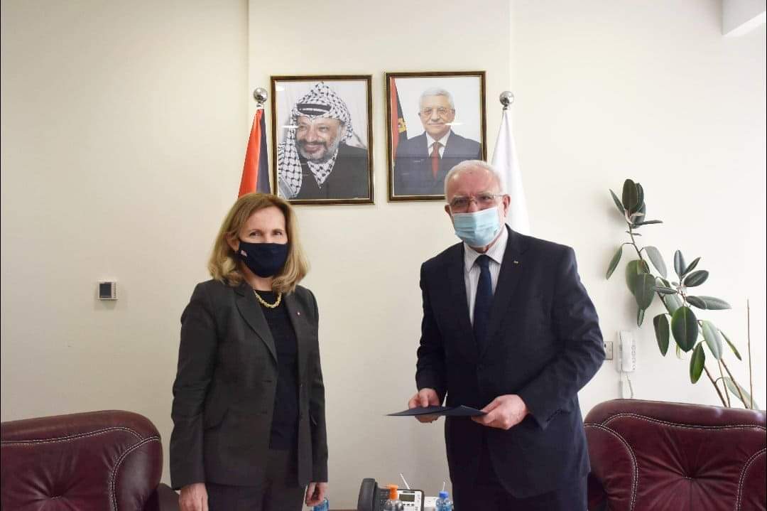 المالكي خلال لقائه القنصل البريطاني العام ديان كورنر