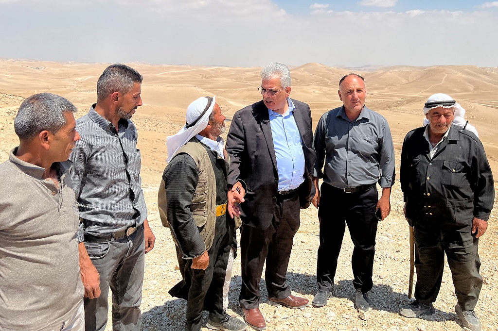 رئيس سلطة المياه مازن غنيم يطلع على احتياجات المواطنين المائية في مسافر يطا