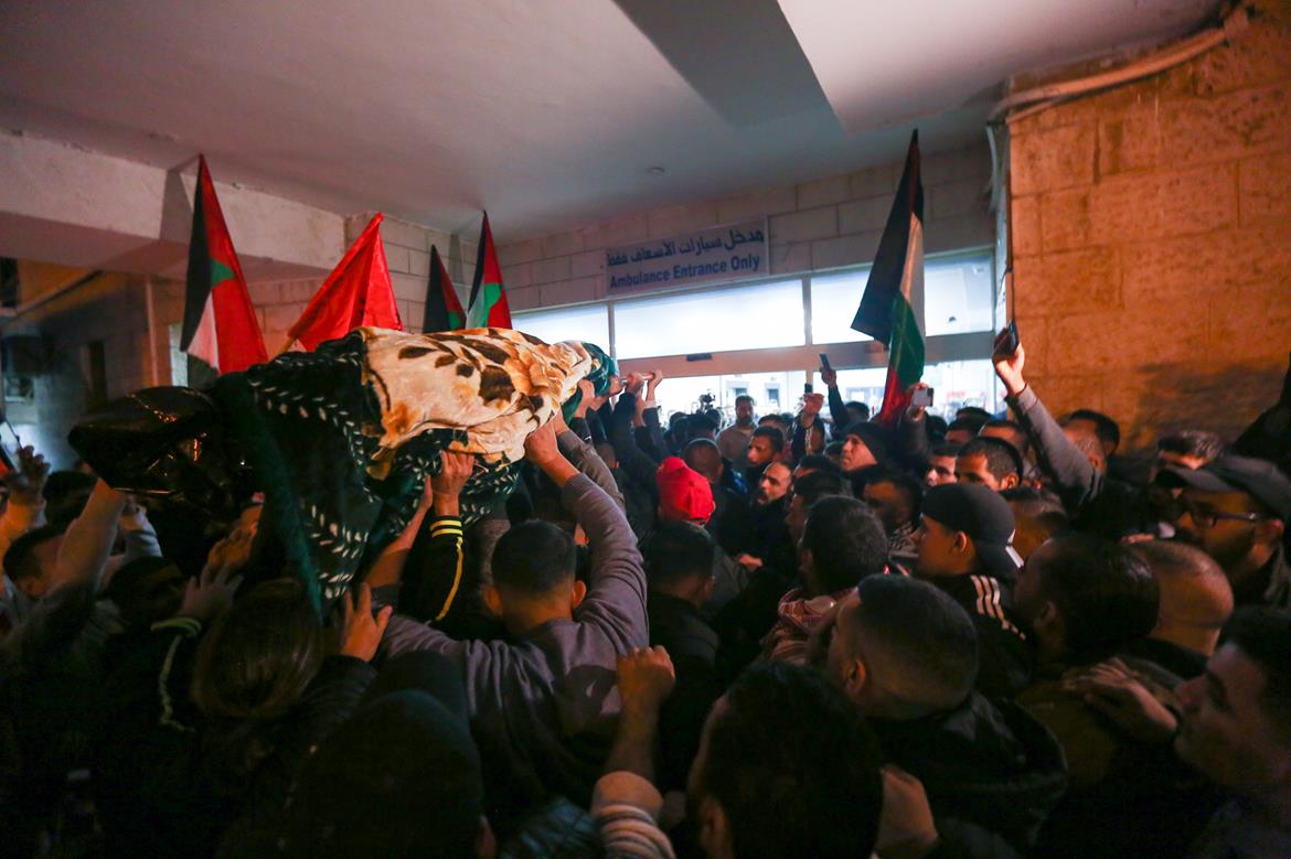 وصول جثمان الشهيد محمد مطر لمجمع فلسطين الطبي (عدسة: محمد أبو زيد/وفا)