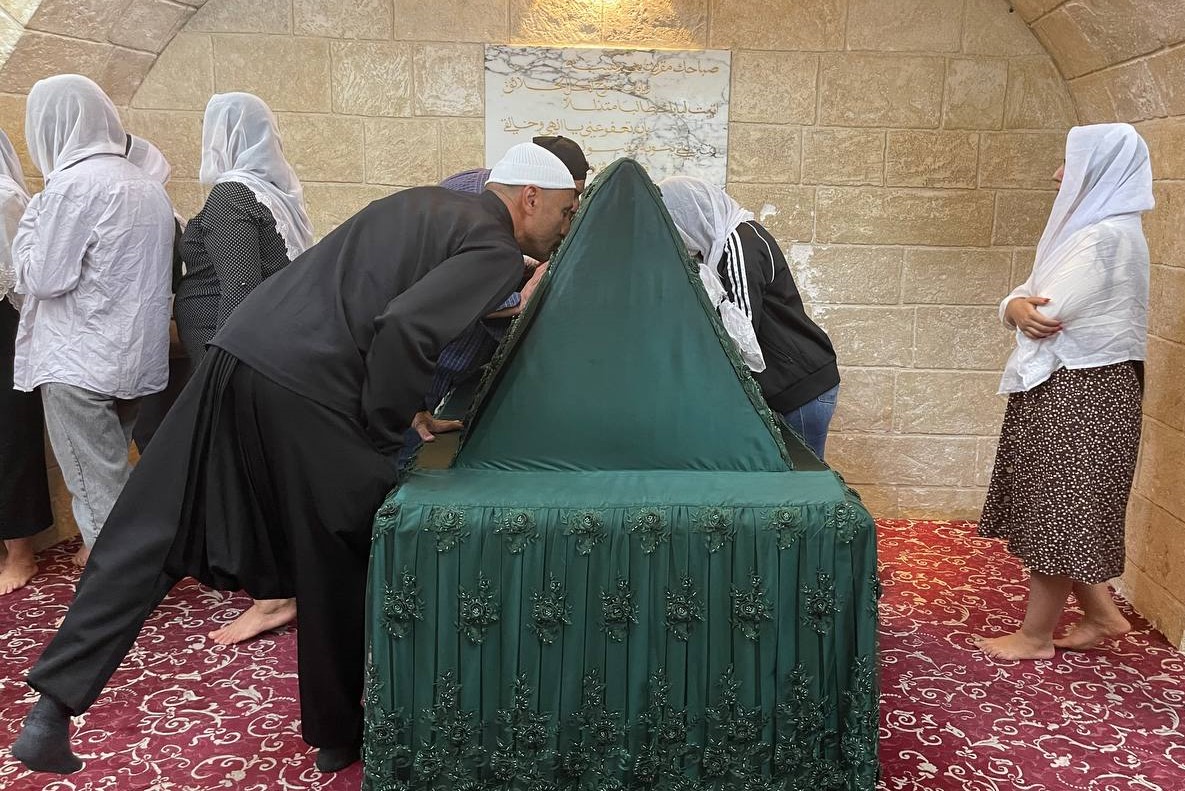 جانب من زيارة مقام النبي شعيب (تصوير: وفا)