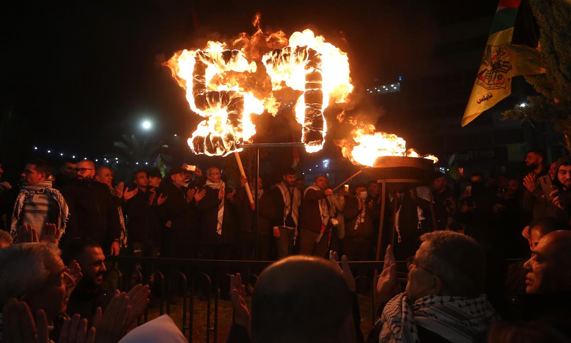 إيقاد شعلة الانطلاقة الـ57 للثورة الفلسطينية وحركة "فتح" وسط مدينة نابلس (عدسة: أيمن نوباني/وفا)