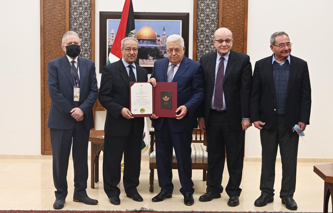 الرئيس محمود عباس يمنح القائد الوطني تيسير خالد وسام نجمة الشرف من الدرجة العليا. (تصوير: ثائر غنايم/وفا)