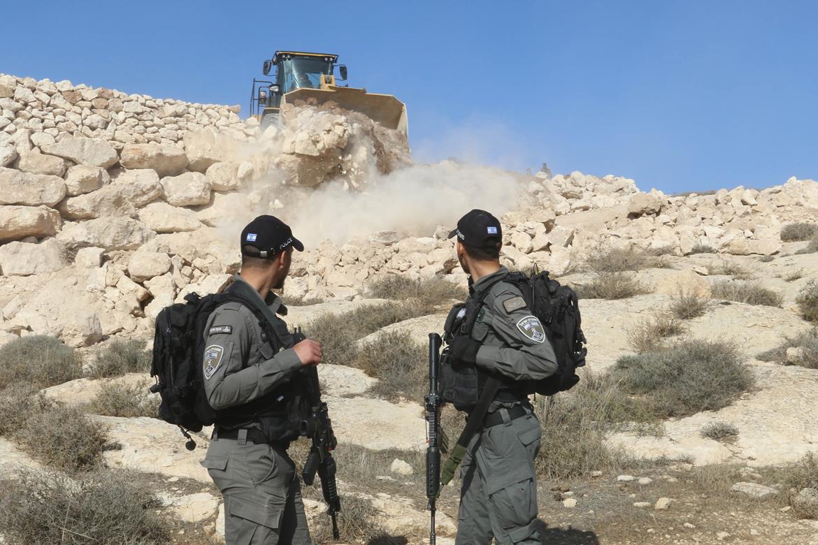 قوات الاحتلال تجرف 3 دونمات وتقتلع 120 شجرة مثمرة وتهدم بئر مياه جنوب الخليل (عدسة: مشهور وحواح/وفا)