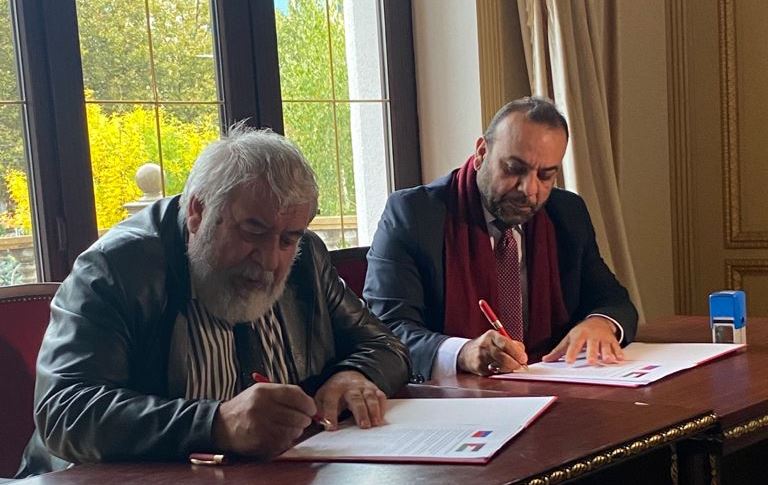 جانب من توقيع الاتفاقية