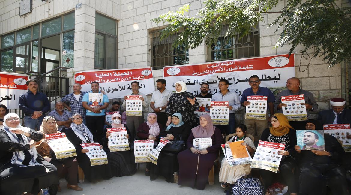 خلال الوقفة الاحتجاجية أمام الصليب الأحمر دعمًا للأسرى المضربين عن الطعام