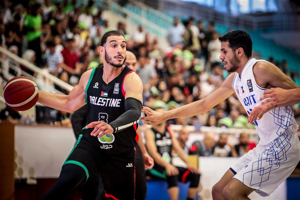 جانب من اللقاء بين منتخبي فلسطين والكويت على صالة الجامعة العربية الأمريكية في جنين