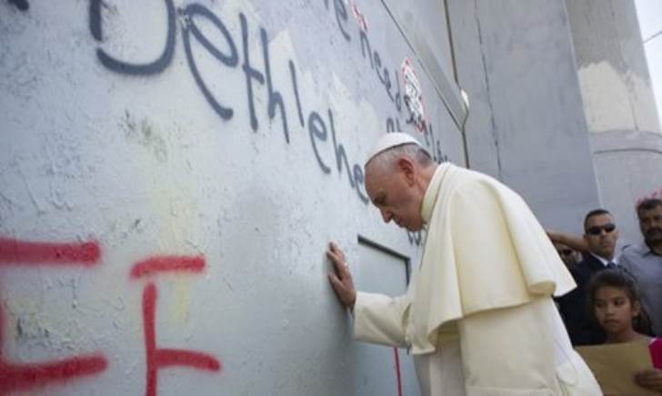 صورة للبابا فرنسيس لدى وقوفه عند جدار الفصل العنصري (المصدر: أ .ف. ب)