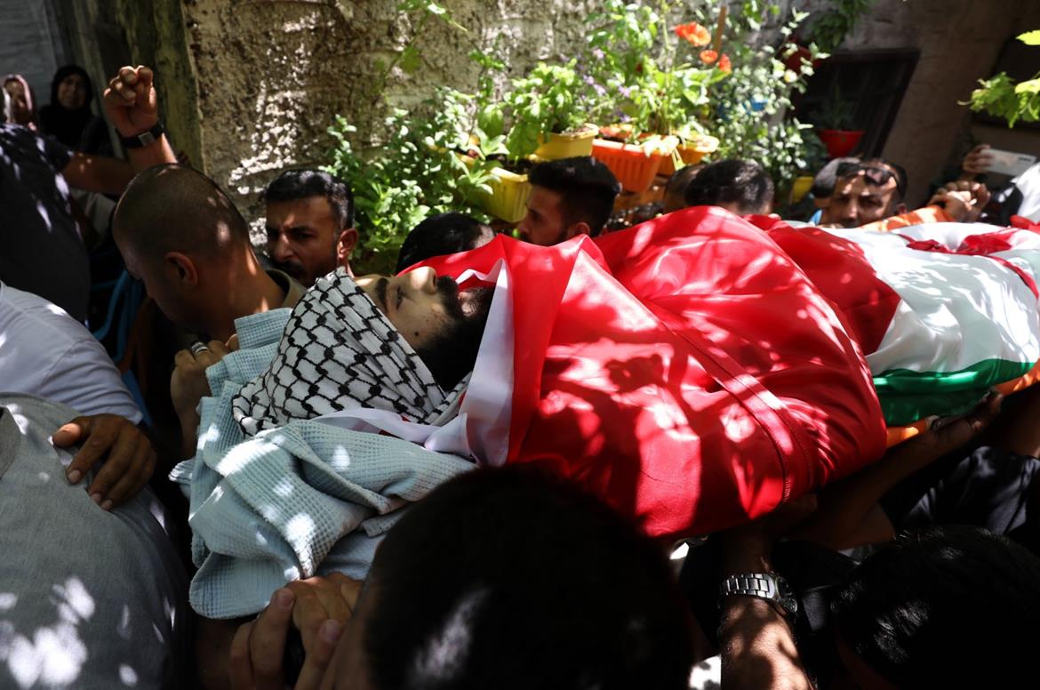 تشييع جثمان الشهيد علي حسن حرب (28 عاما) لمثواه الأخير في قرية اسكاكا قرب سلفيت (تصوير: أيمن النوباني/وفا)