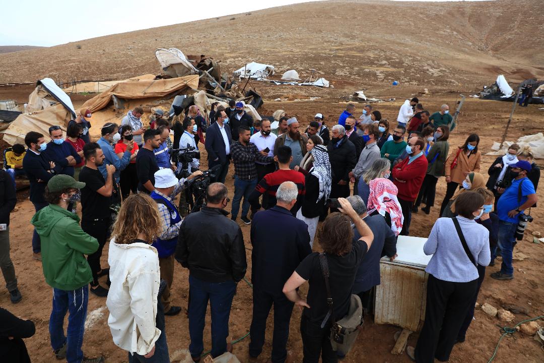 رؤساء بعثات وممثلو دول الاتحاد الأوروبي خلال زيارتهم خربة "حمصة الفوقا" بالأغوار التي هدمها الاحتلال قبل يومين (عدسة: عدي دعيبس/وفا )