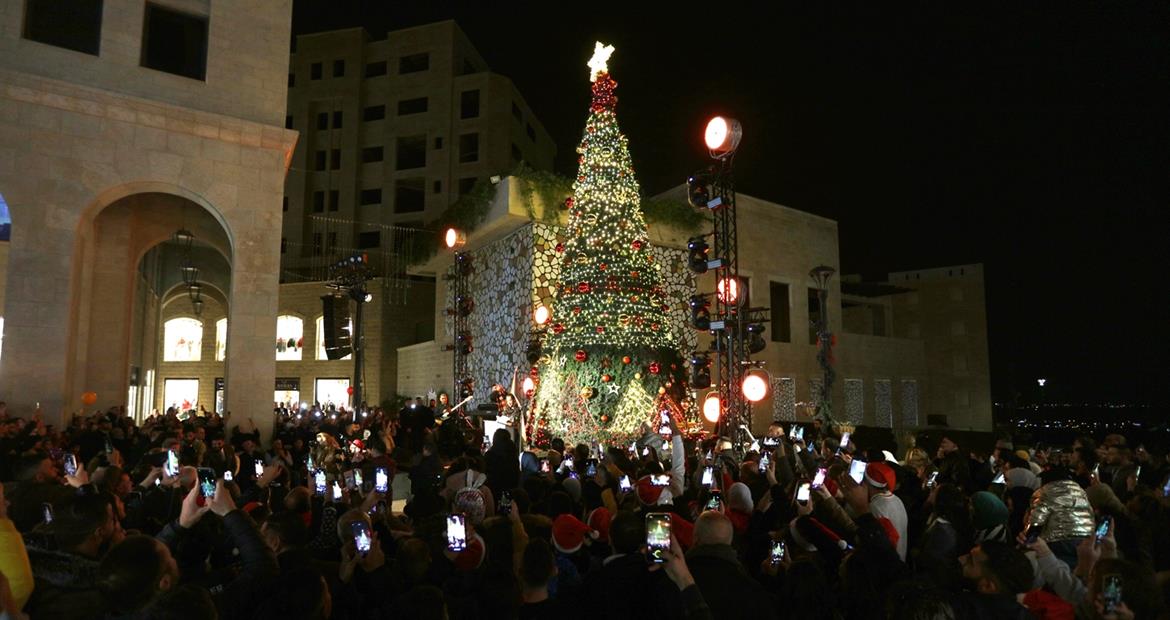 جانب من إضاءة شجرة الميلاد في مدينة روابي (عدسة: محمد نوفل/وفا)