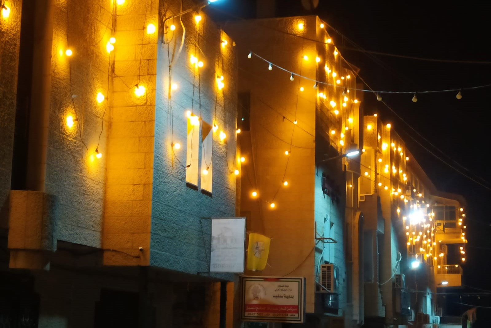 إضاءة مبنى بلدية سلفيت باللون البرتقالي 