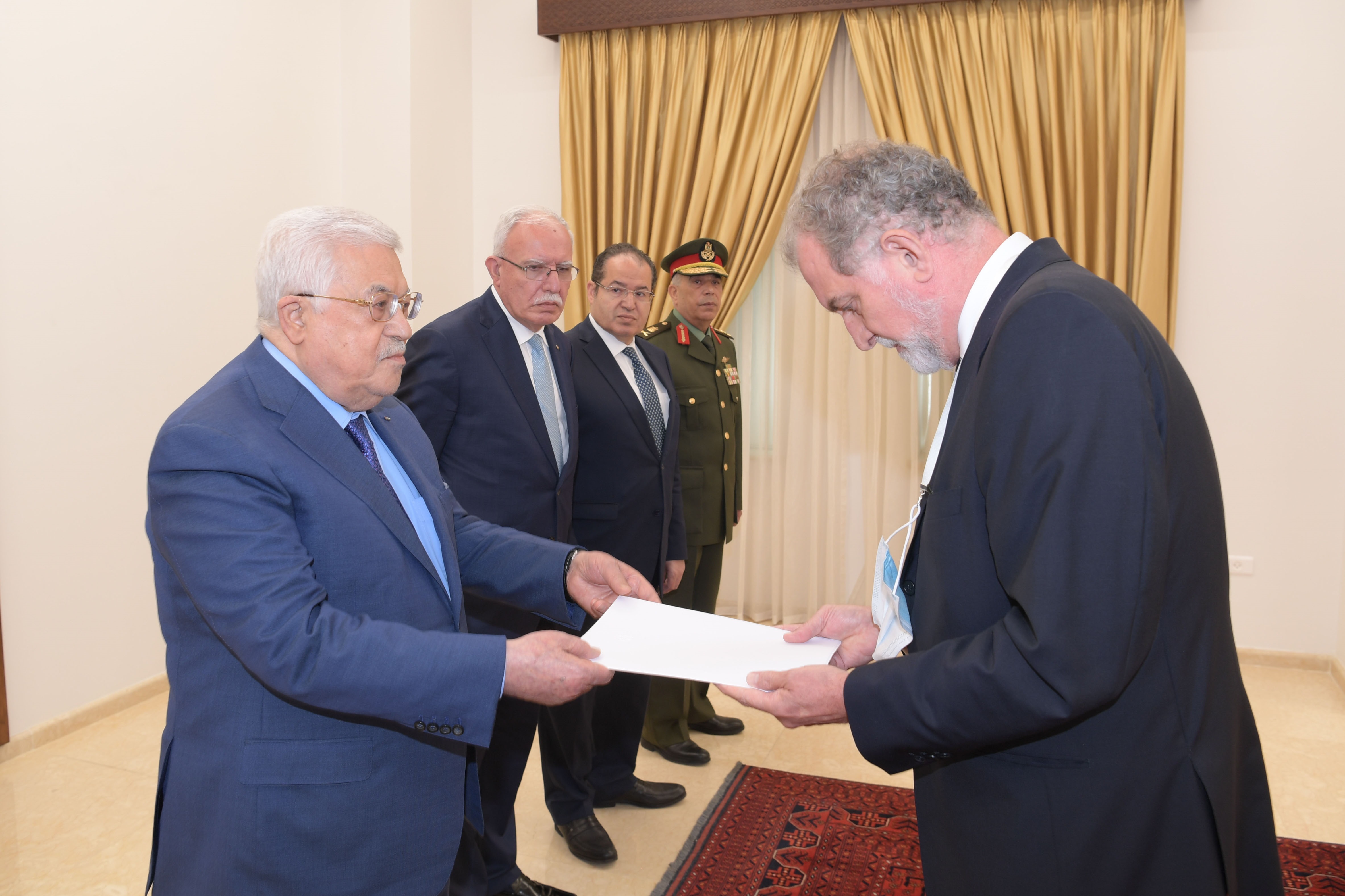 الرئيس لدى تسلمه رسالة من رئيس الوزراء الإسباني