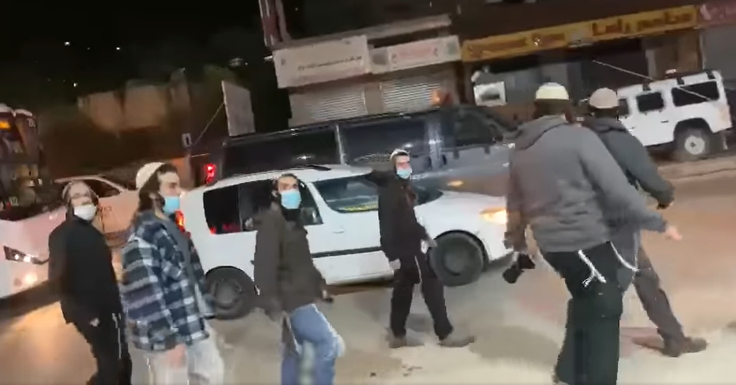 مستوطنون يعربدون في بلدة حوارة