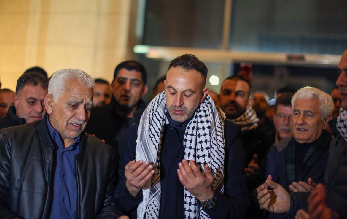 الأسير المحرر أشرف أبو حويج يزور ضريح الشهيد ياسر عرفات ويقرأ الفاتحة على روحه (عدسة: محمد أبو زيد/وفا)