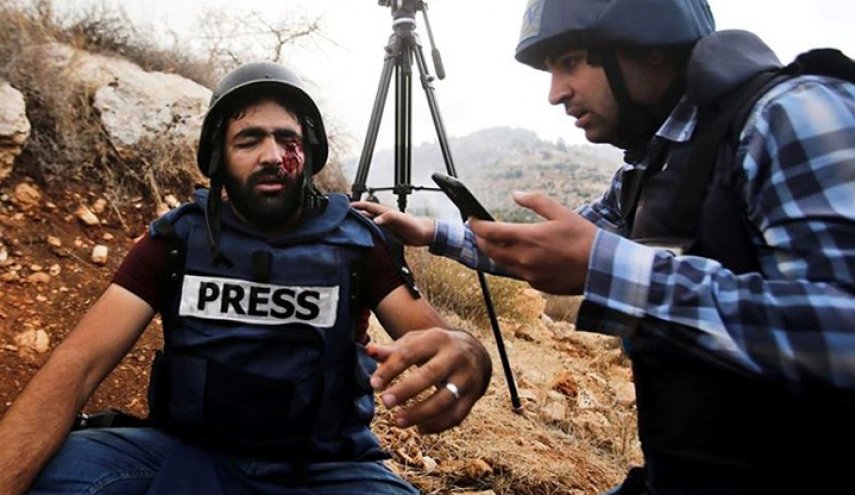 الزميل المصور معاذ عمارنة بعد إصابته برصاص الاحتلال (أرشيف)
