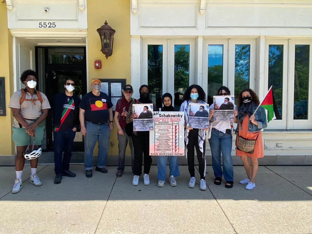 ناشطون يحملون صور الأسير أحمد مناصرة