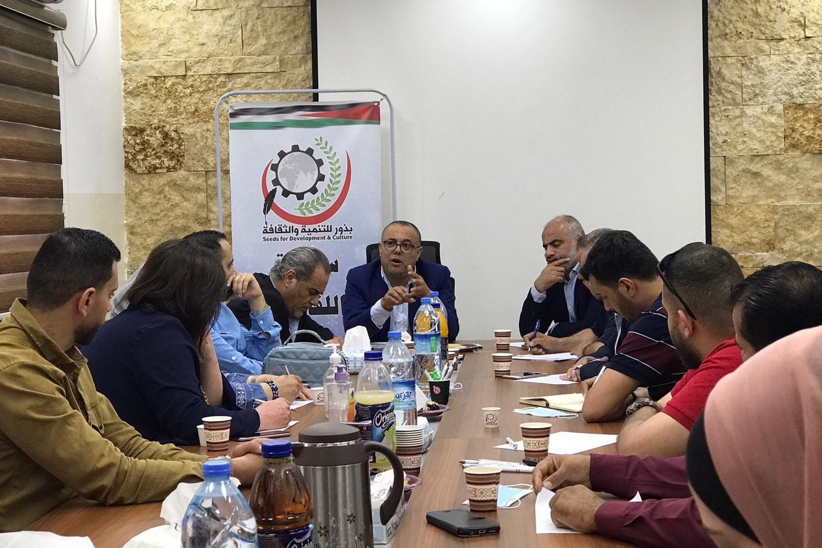 وزير الثقافة عاطف أبو سيف خلال لقائه مؤسسات ثقافية في مدينة نابلس