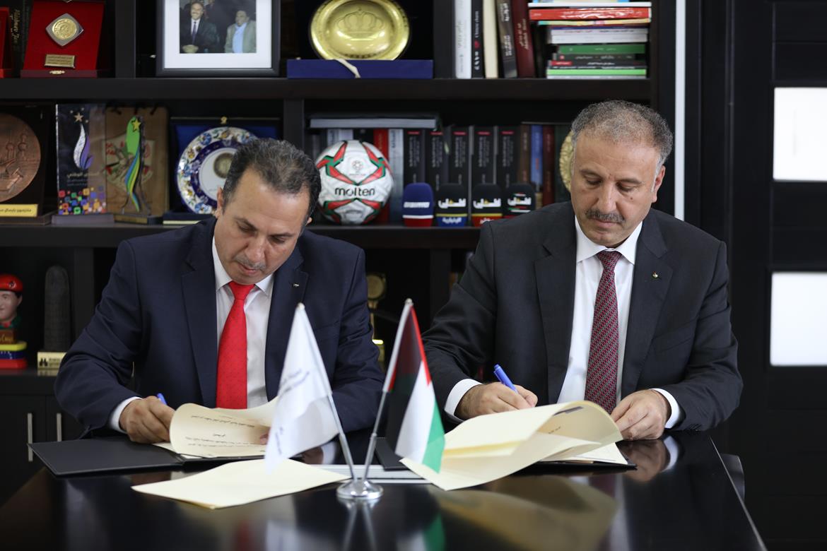 جانب من توقيع الاتفاقية 