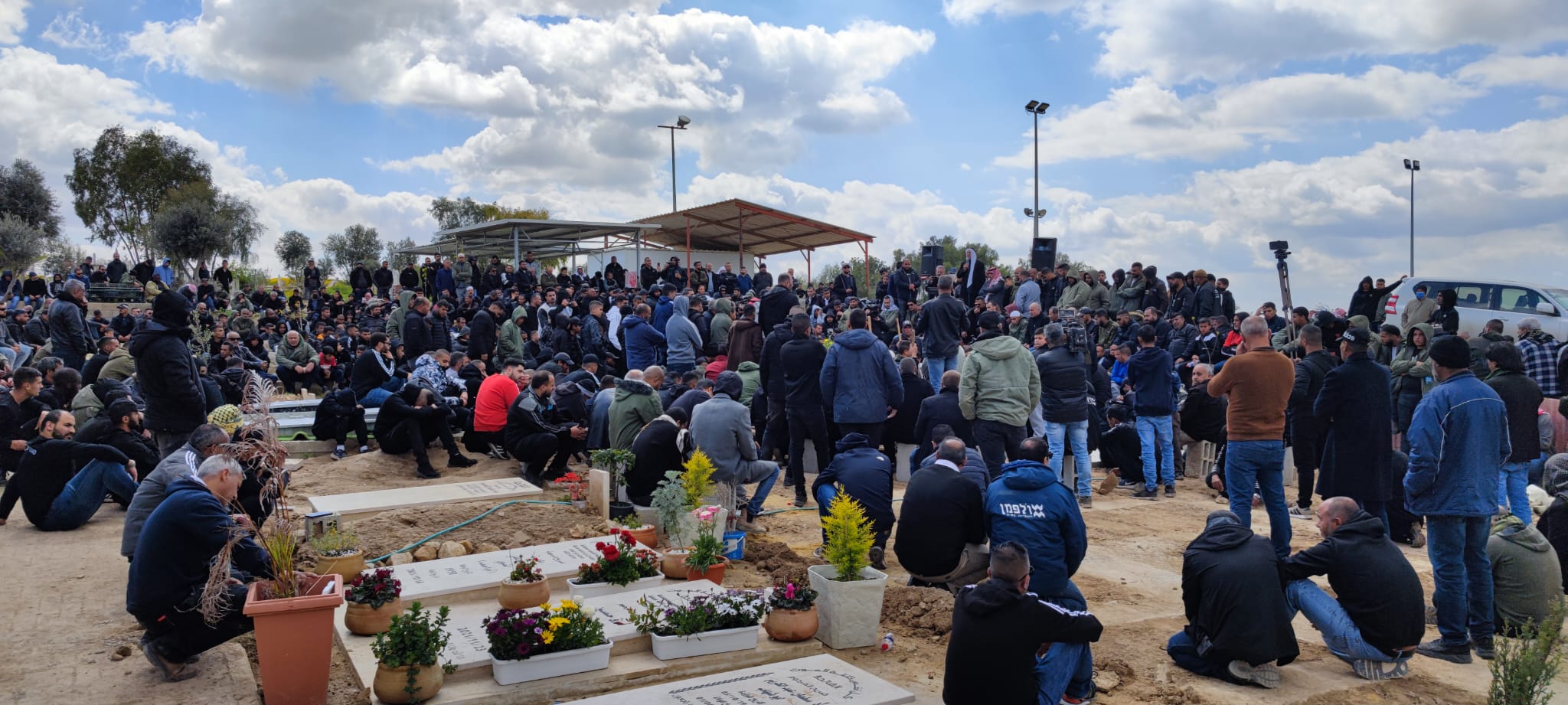 جانب من تشييع جثمان الشهيد سند الهربد إلى مثواه الأخير في رهط (تصوير: وفا)