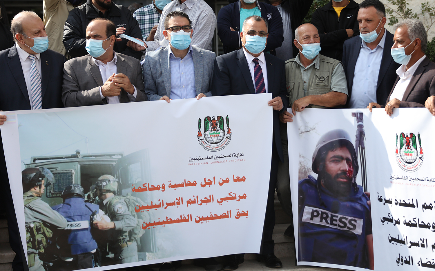 نقابة الصحفيين تطالب بمحاسبة مجرمي الحرب الإسرائيليين (عدسة:تامر بانا/وفا)
