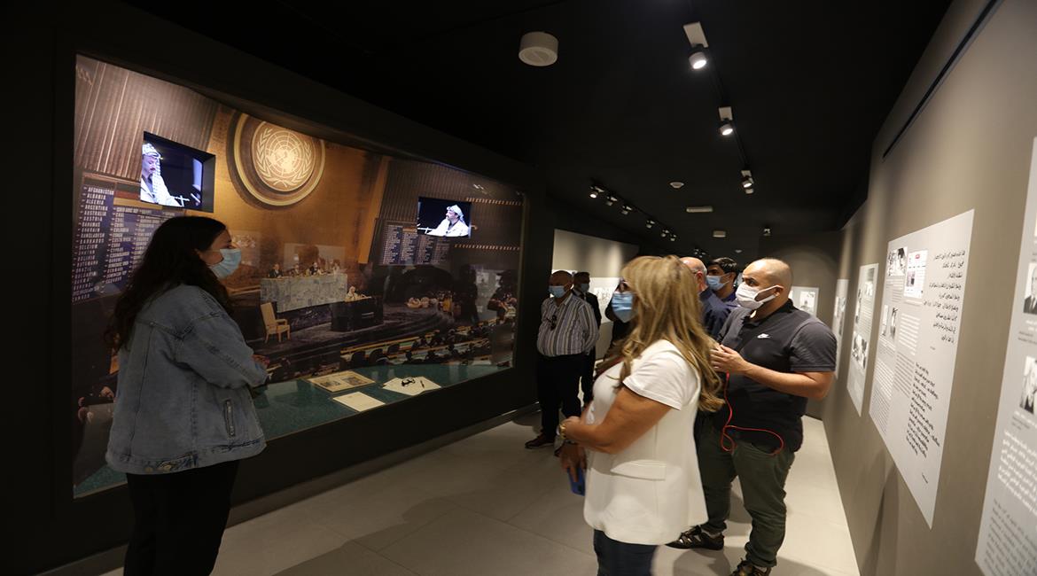 طاقم برنامج "بيت للكل" في زيارة لمتحف ياسر عرفات. (عدسة: شروق زيد/وفا)