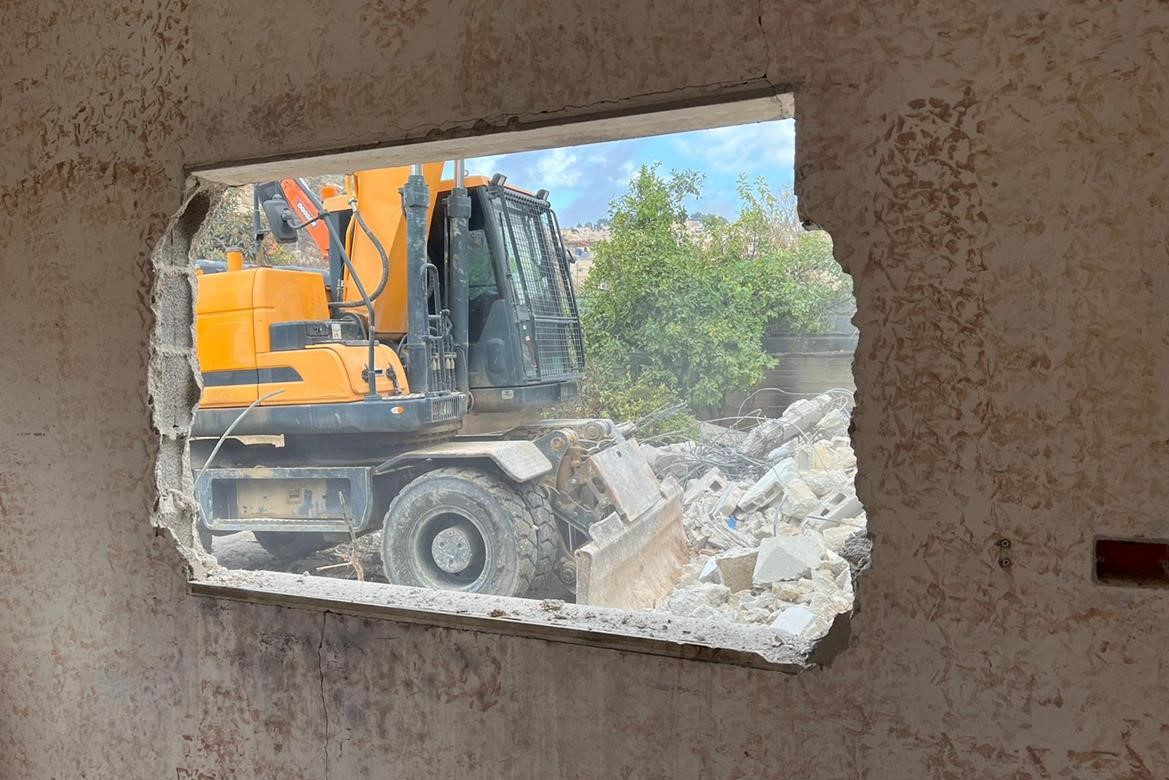 الاحتلال يجبر عائلة نصار على هدم ثلاثة من منازلها في بلدة سلوان (عدسة: وفا)