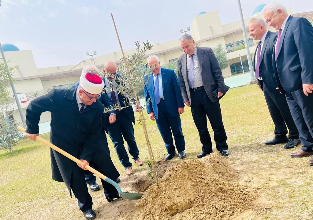 وزير الأوقاف والشؤون الدينية الشيخ حاتم البكري يزرع شجرة زيتون في حرم المدرسة الفلسطينية في العاصمة القطرية الدوحة
