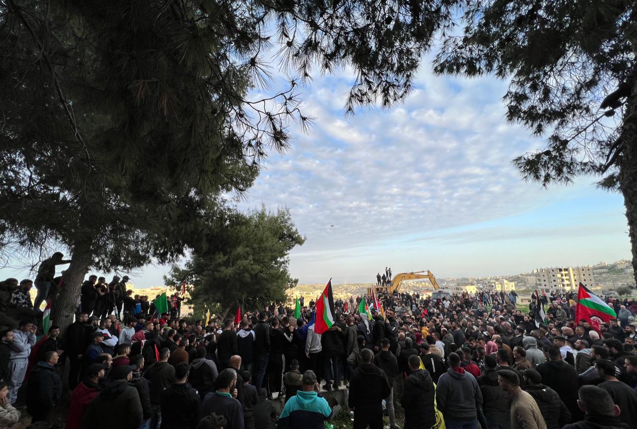 جماهير غفيرة تشارك في تشييع جثمان الشهيد الطفل يامن جفّال في أبو ديس