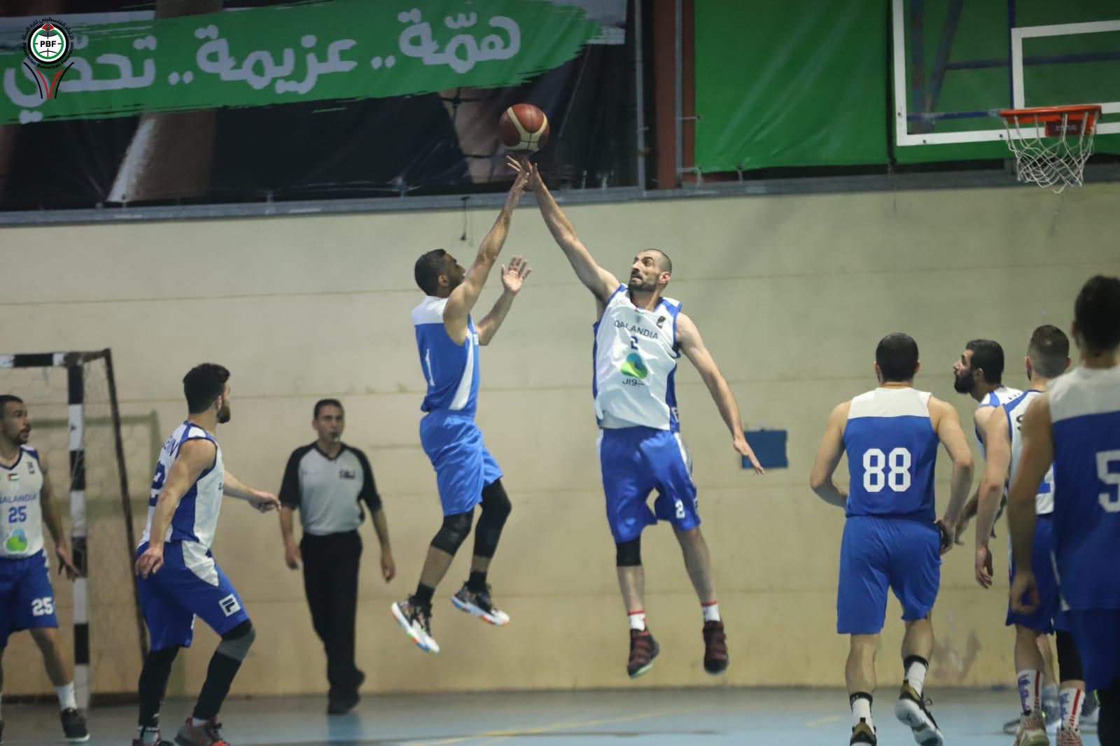 جانب من لقاء "مركز شباب قلنديا" و"تراسنطا بيت حنينا" على صالة ماجد أسعد في البيرة