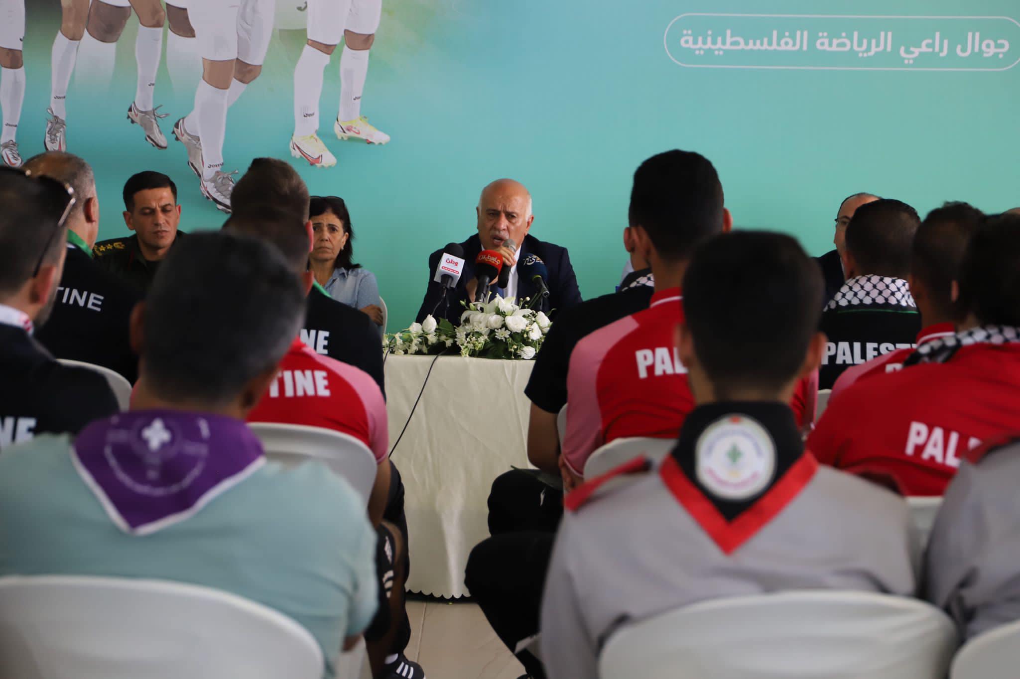 رئيس الاتحاد الفلسطيني لكرة القدم الفريق جبريل الرجوب يتحدث خلال استقبال المنتخب في أريحا