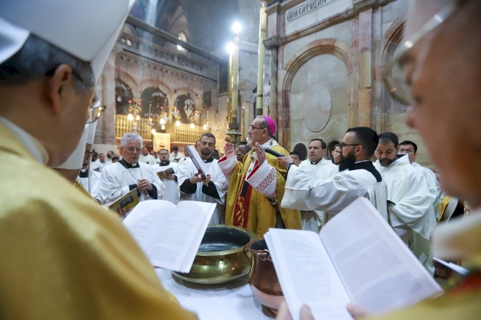 جانب من القداس الاحتفالي بسبت النور في كنيسة القيامة (تصوير: البطريركية اللاتينية في القدس)