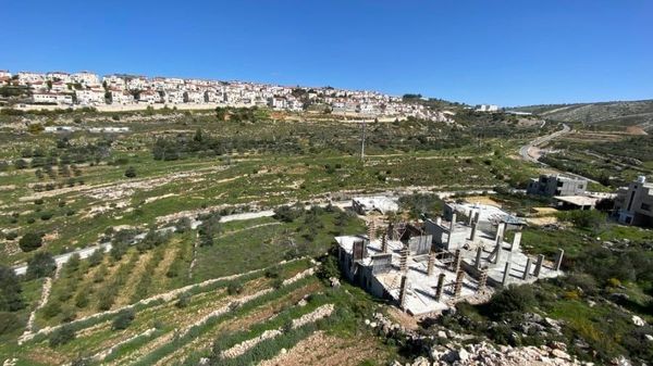 جانب من أراضي قرية نحالين غرب بيت لحم ومستوطنة "بيتار عليت" المجاورة (تصوير: أحمد مزهر/ وفا)