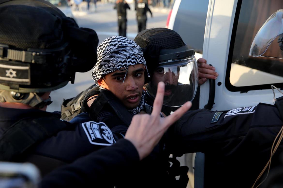 الشرطة الإسرائيلية تعتقل أحد الشبان خلال التظاهرة الشعبية في النقب (تصوير: وفا)