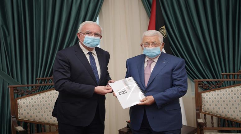  الرئيس محمود عباس يتسلم التقرير السنوي لوزارة الخارجية من الوزير رياض المالكي