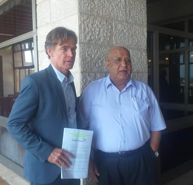 ممثل الاتحاد الأوروبي خلال لقائه والد الأسير الحلبي في غزة