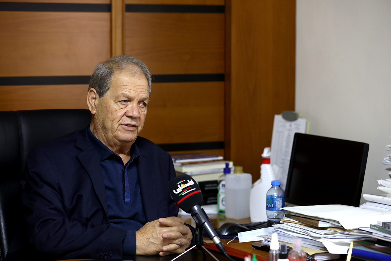 المفوض العام للعلاقات الدولية في حركة "فتح" روحي فتوح أثناء لقائه مع وفا. (عدسة: مصطفى أبو دية/وفا) 